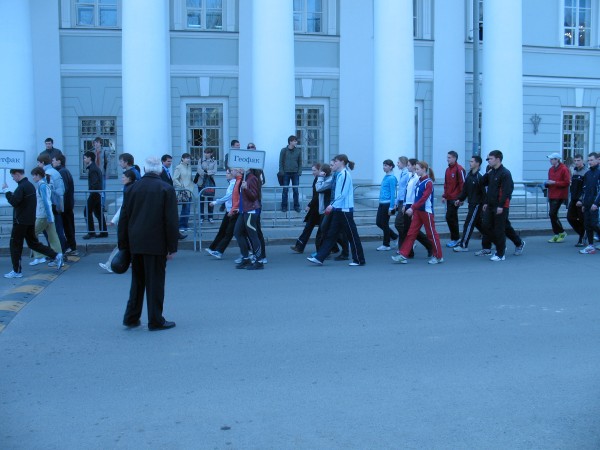 на парад у главного здания КГУ