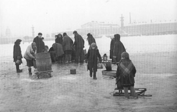 Очередь за водой в блокадном Ленинграде